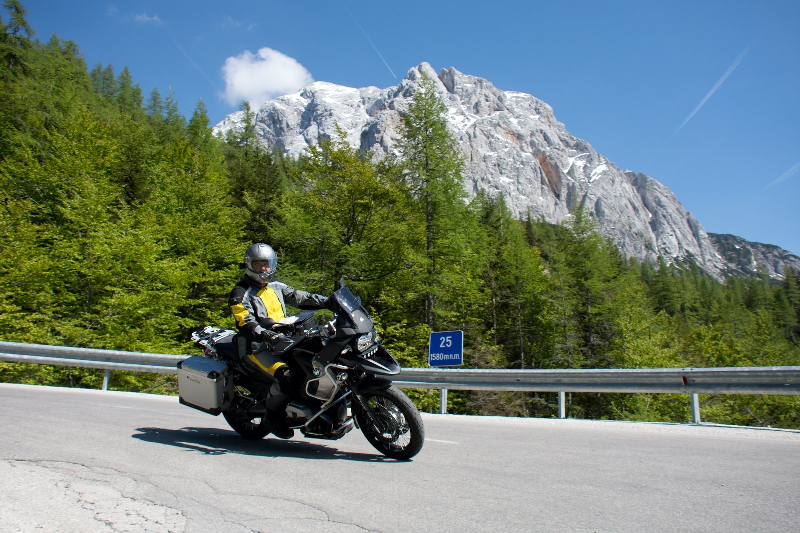 Motorradfahrer auf einem Alpenpass in Kärnten